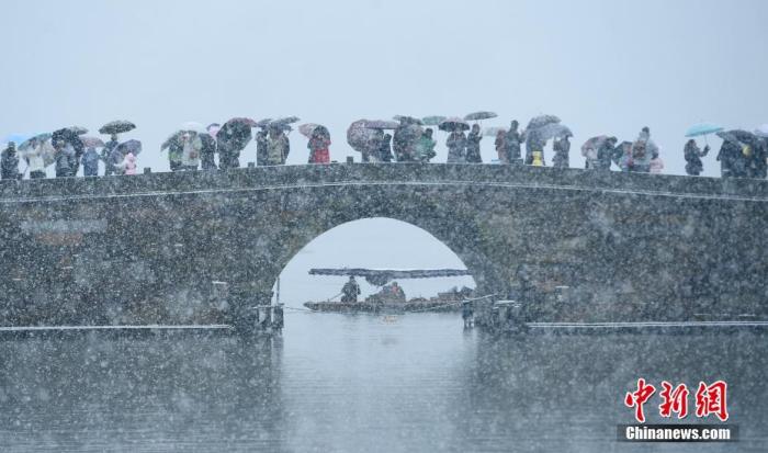 雪中的西湖美景吸引游人。 <a target='_blank'  data-cke-saved-href='/' href='/'>中新社</a>記者 王剛 攝