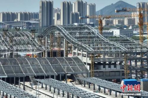 圖為航拍南沿江鐵路江陰站站房屋面鋼結構桁架整體提升現場。(無人機照片) 中新社記者 泱波 攝